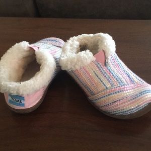 Toms toddler size 6 slippers